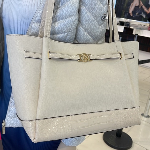 MICHAEL KORS
Reed Large Leather Belted Satchel Shoulder Tote Handbag
Lt Cream - Picture 2 of 16